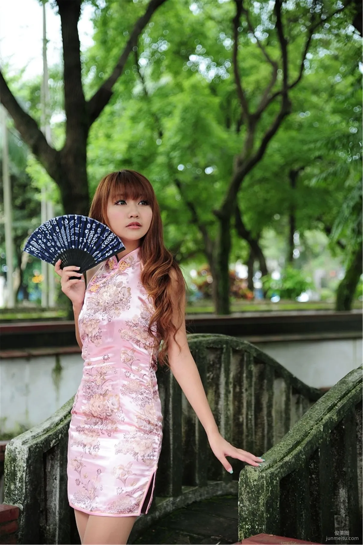 Taiwanese Girl Tang Tang, Lin Family Mansion Classical Cheongsam Outdoor Shoot Photo Set photo 1