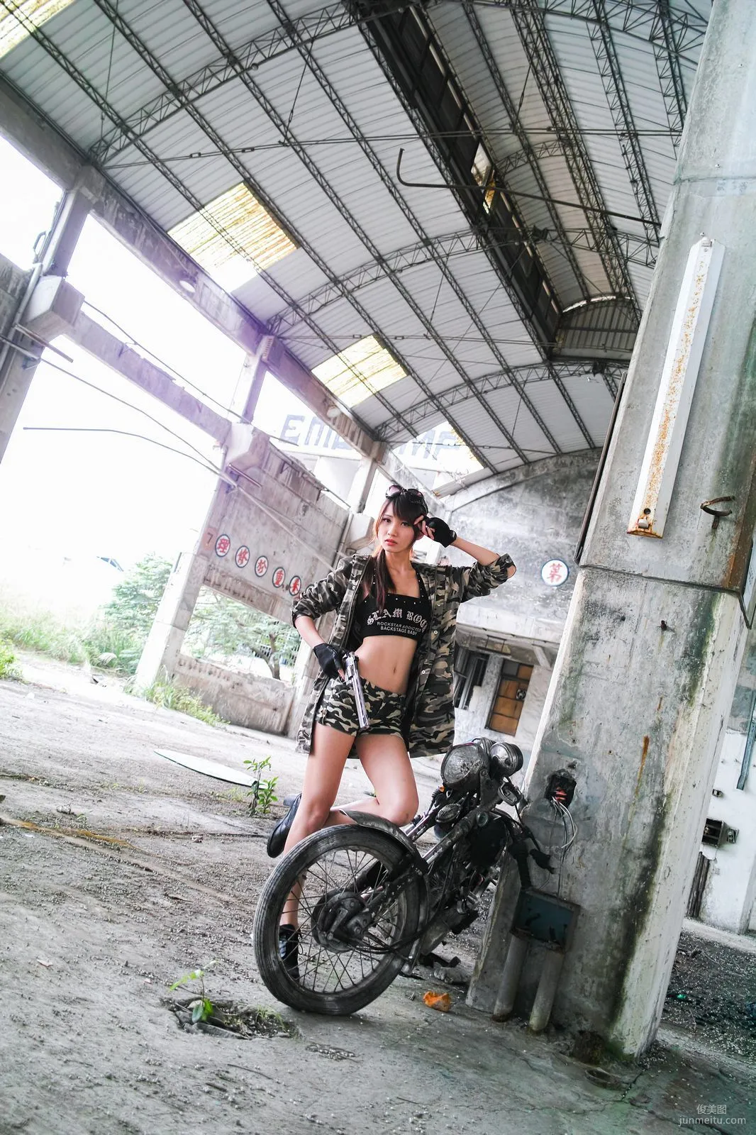 台灣美女蔡譯心Candice《南港廢墟外拍》寫真集 1
