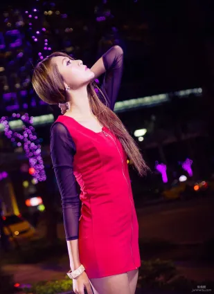 Winnie小雪/莊詠惠《火紅夜拍》寫真集