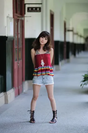 果子Mikako《台大法商學院外拍》寫真集