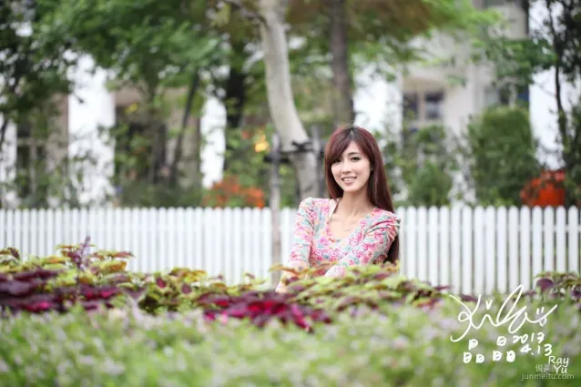台灣美女廖挺伶/Kila晶晶《花色超短裙街拍》寫真集