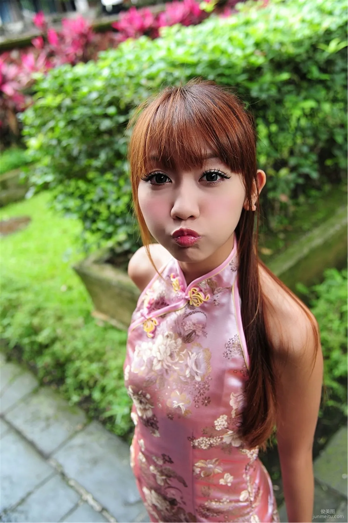 Taiwanese Girl Tang Tang, Lin Family Mansion Classical Cheongsam Outdoor Shoot Photo Set photo 6