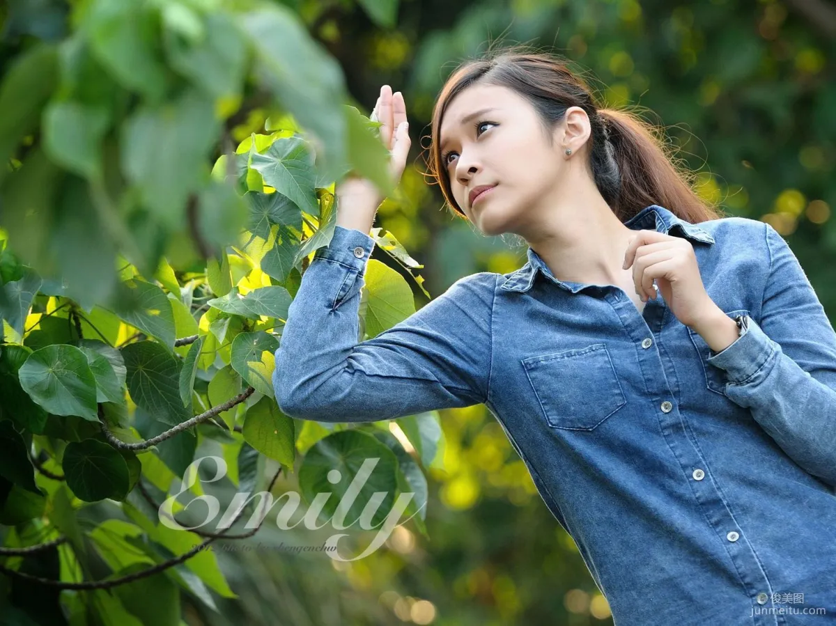 Emily: Web Idols photo 9