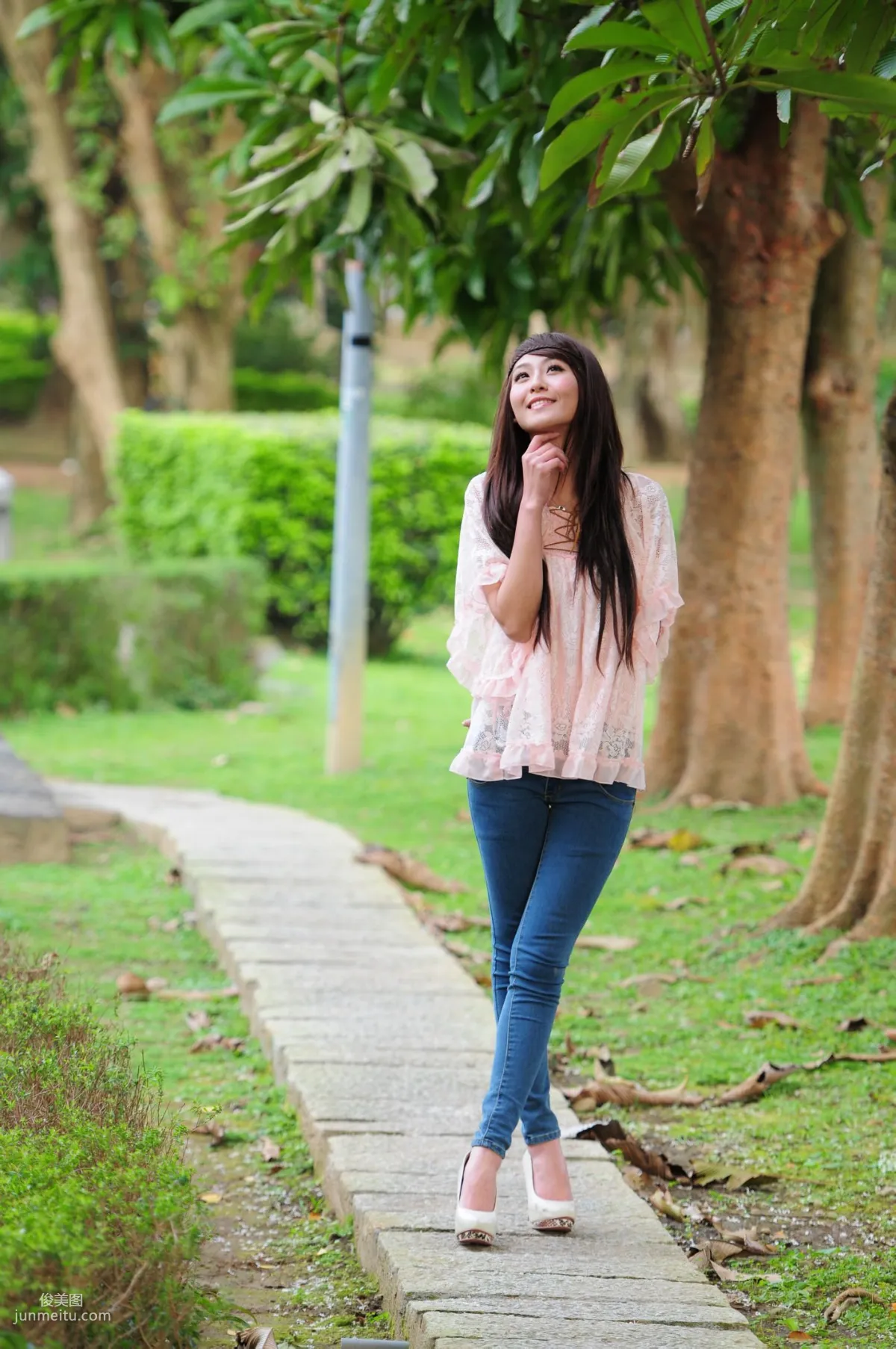 Winnie Xiaoxue / Zhuang Wenni, Tight Jeans Series Outdoor Shoot Photo Set photo 30