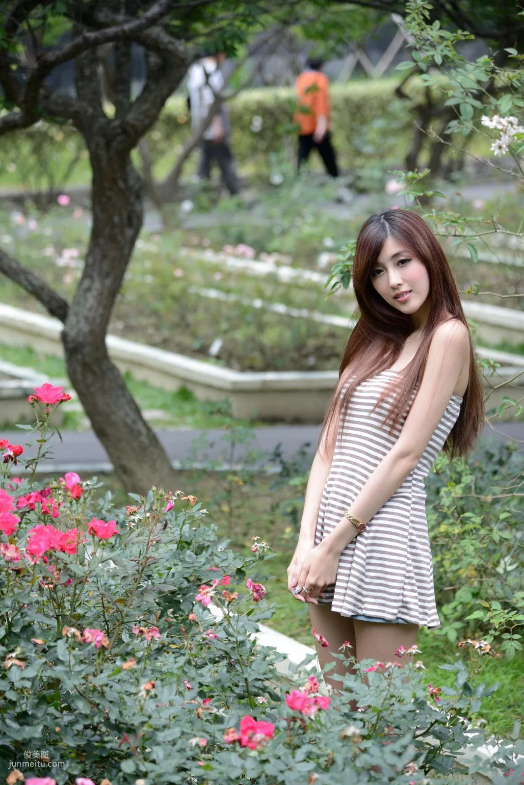 Liao Tingling, Kila Jingjing, Super Short Mini Skirt Series Outdoor Photo Set photo 13