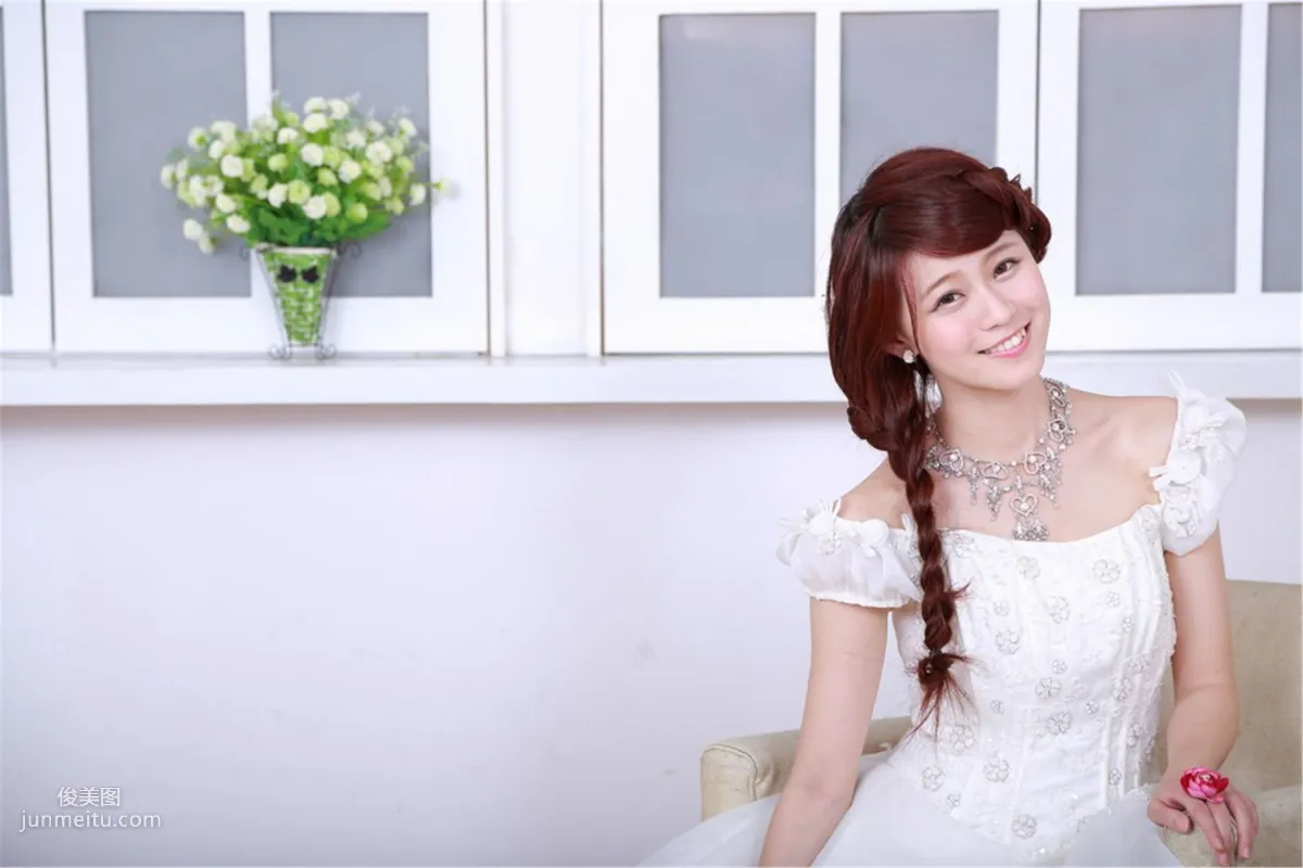 Taiwan Pure Girl Bai Bai / Li Yixuan, Electrical Engineering Girl Wedding Dress Studio Shoot Photo Set photo 2