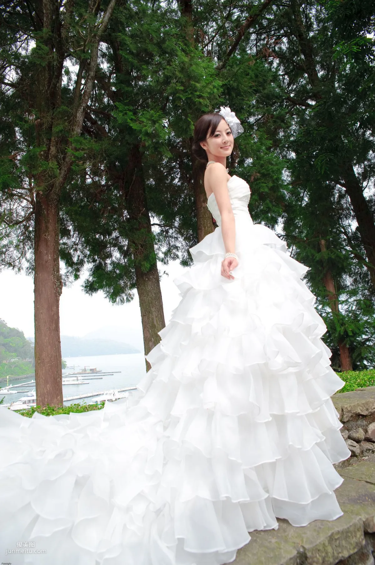 Zhang Kaijie / Zhang Yunfei "Sun Moon Lake + Paper Church (Wedding Dress)" Photo Set photo 2