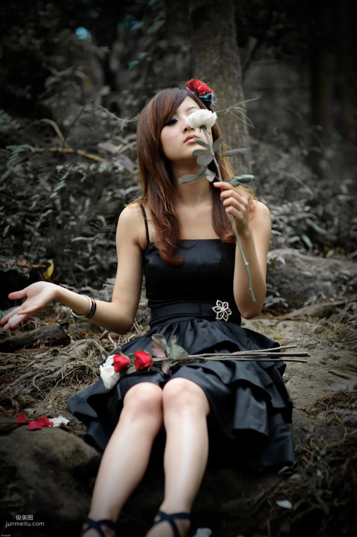Guo Zi MM/Mikako White Waltz + Black Obsession Outdoor Photo Set photo 96