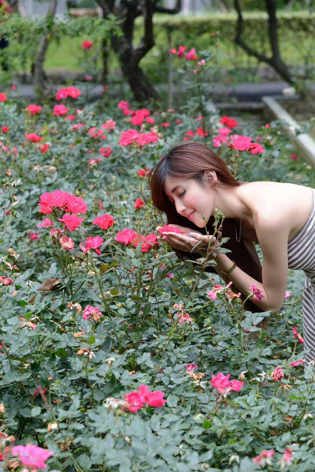 Liao Tingling, Kila Jingjing, Super Short Mini Skirt Series Outdoor Photo Set photo 18