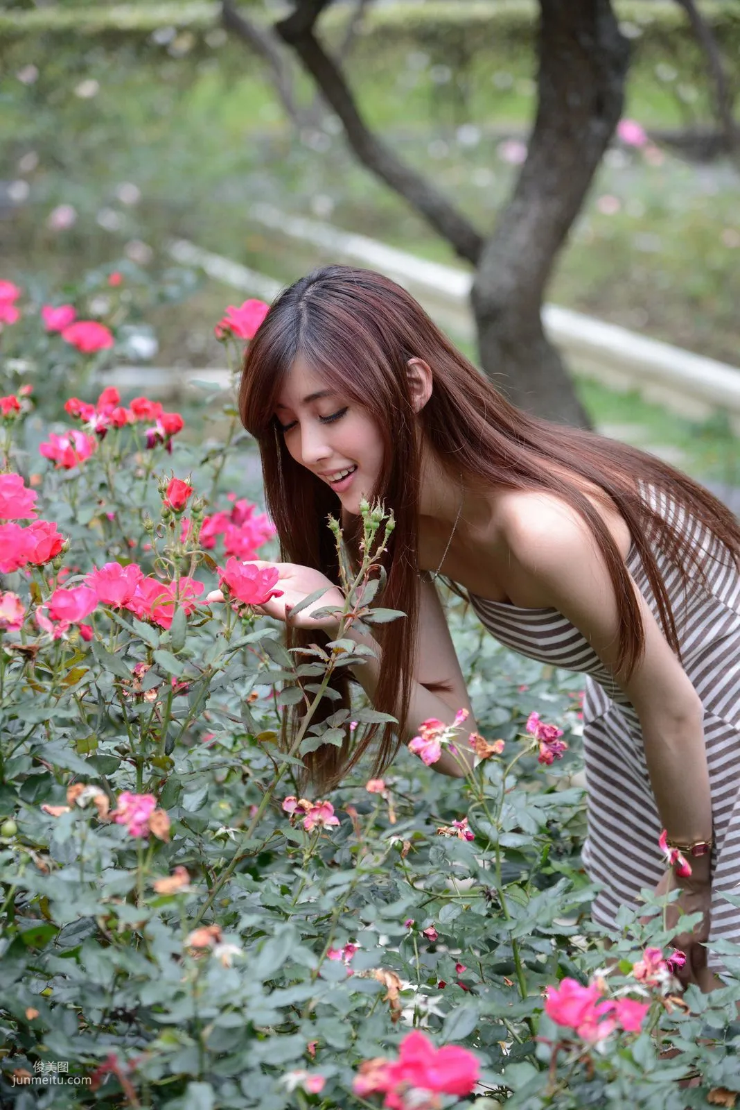 Liao Tingling, Kila Jingjing, Super Short Mini Skirt Series Outdoor Photo Set photo 59