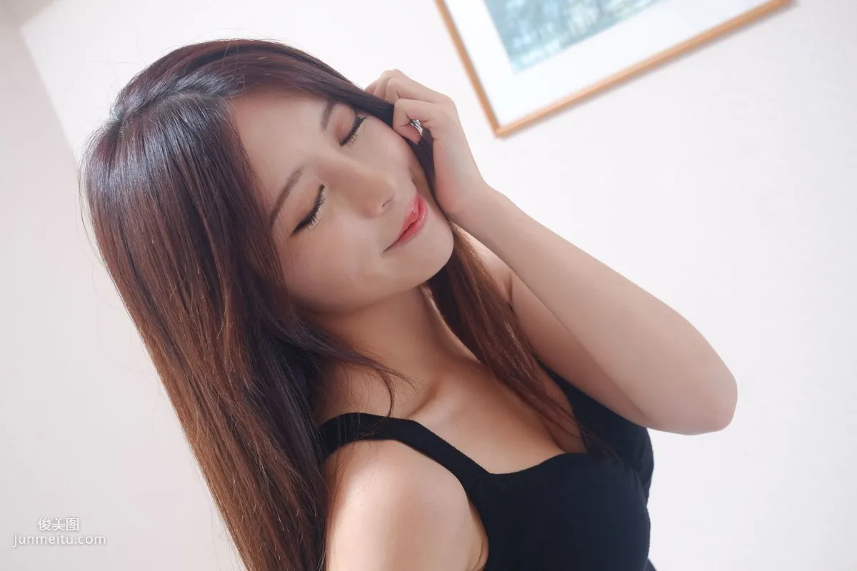 Internet Celebrity and Young Model Zhang Qijun JULIE Sweet Straps Goddess Photo Set photo 3