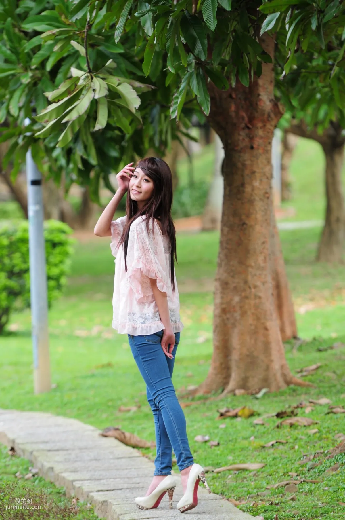 Winnie Xiaoxue / Zhuang Wenni, Tight Jeans Series Outdoor Shoot Photo Set photo 33