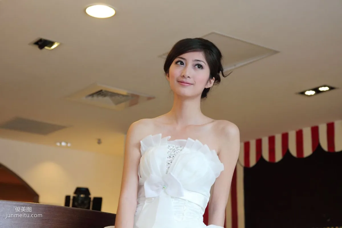 Taiwan Elegant Beauty Emily, Beautiful White Wedding Dress Photo Set photo 15