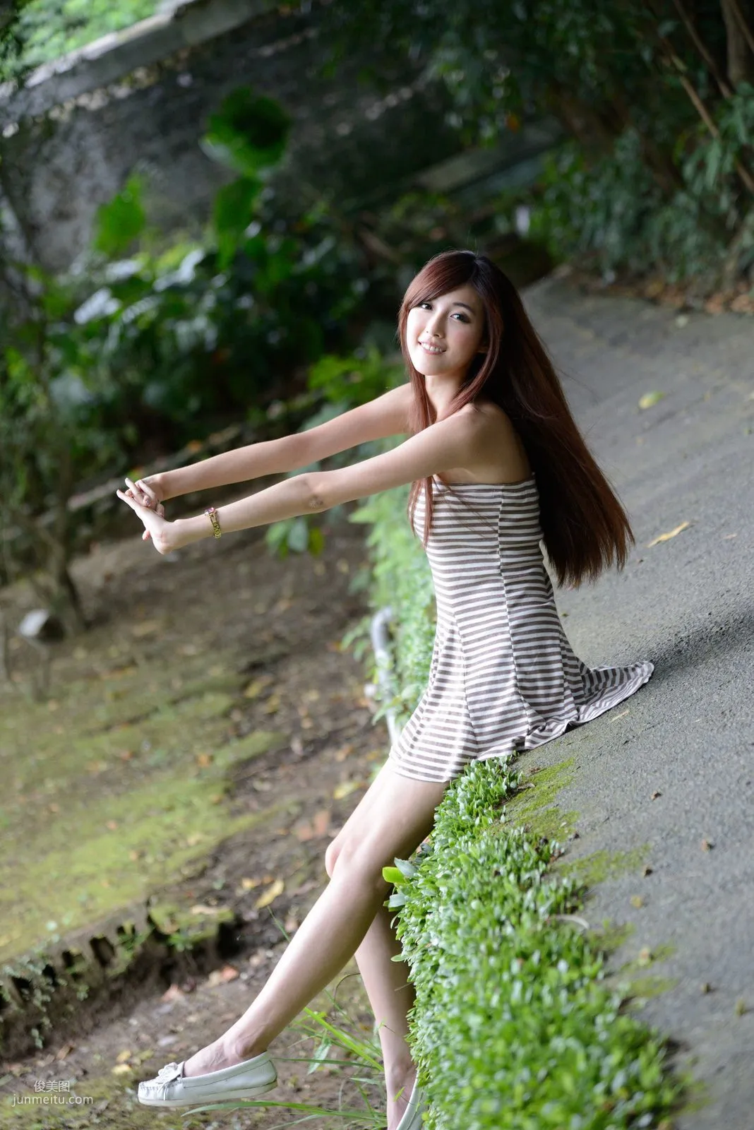 Liao Tingling, Kila Jingjing, Super Short Mini Skirt Series Outdoor Photo Set photo 34