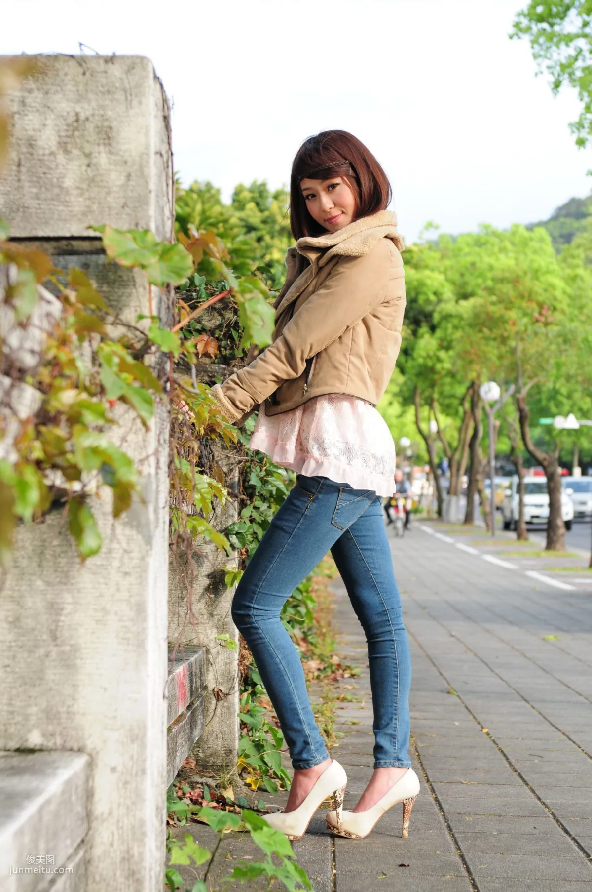 Winnie Xiaoxue / Zhuang Wenni, Tight Jeans Series Outdoor Shoot Photo Set photo 28