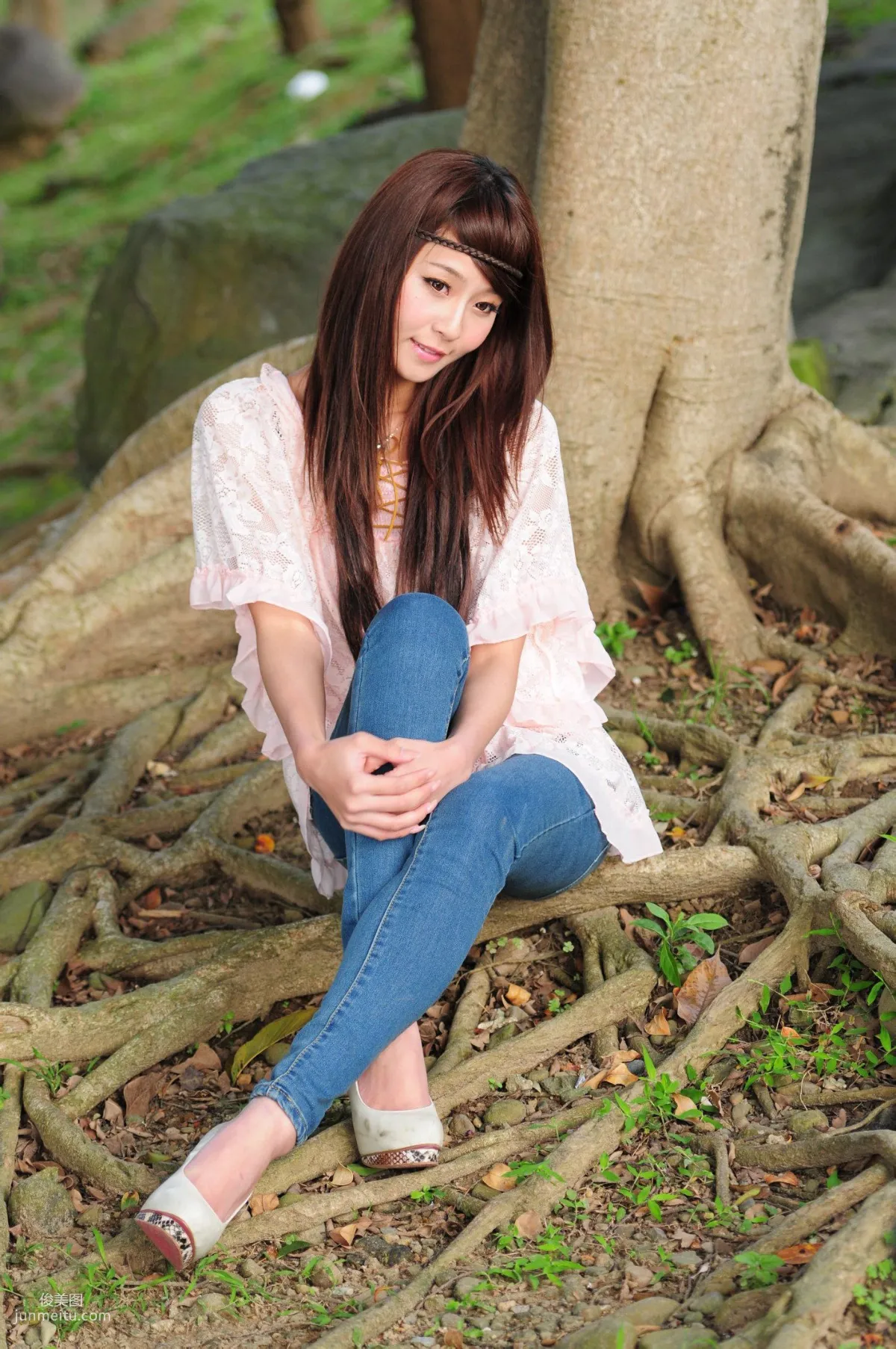 Winnie Xiaoxue / Zhuang Wenni, Tight Jeans Series Outdoor Shoot Photo Set photo 39