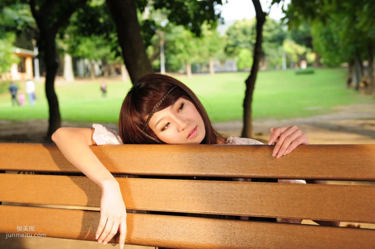 Winnie Xiaoxue / Zhuang Wenni, Tight Jeans Series Outdoor Shoot Photo Set photo 15