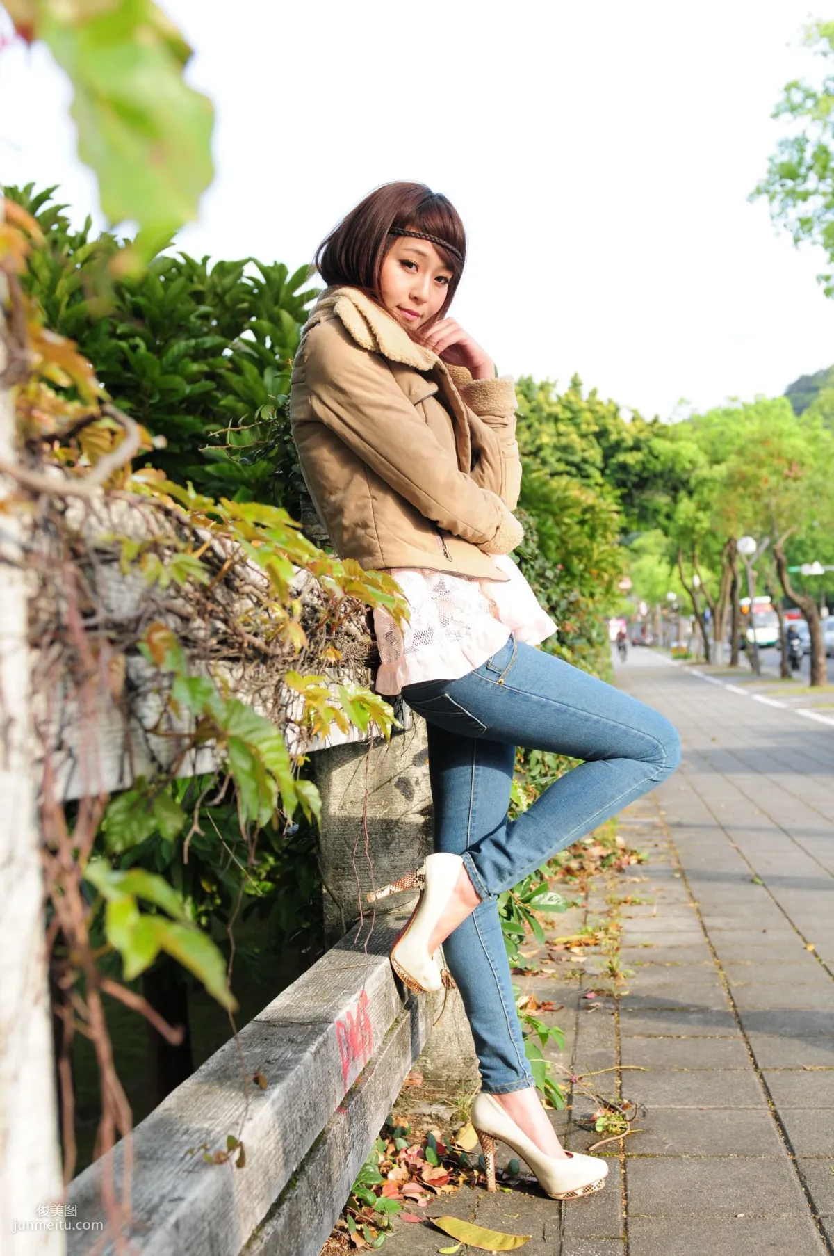Winnie Xiaoxue / Zhuang Wenni, Tight Jeans Series Outdoor Shoot Photo Set photo 17