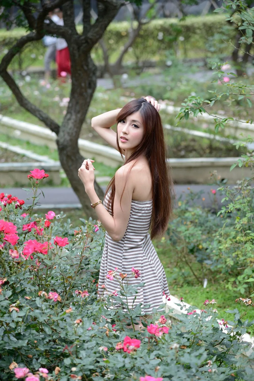 Liao Tingling, Kila Jingjing, Super Short Mini Skirt Series Outdoor Photo Set photo 14