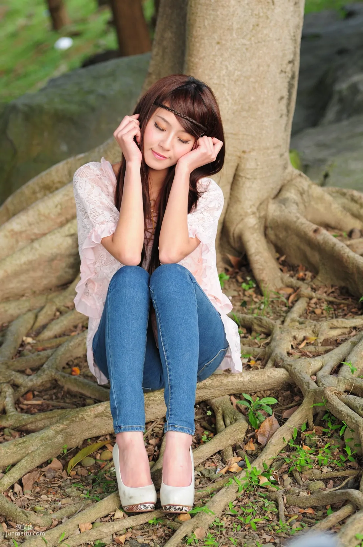 Winnie Xiaoxue / Zhuang Wenni, Tight Jeans Series Outdoor Shoot Photo Set photo 41