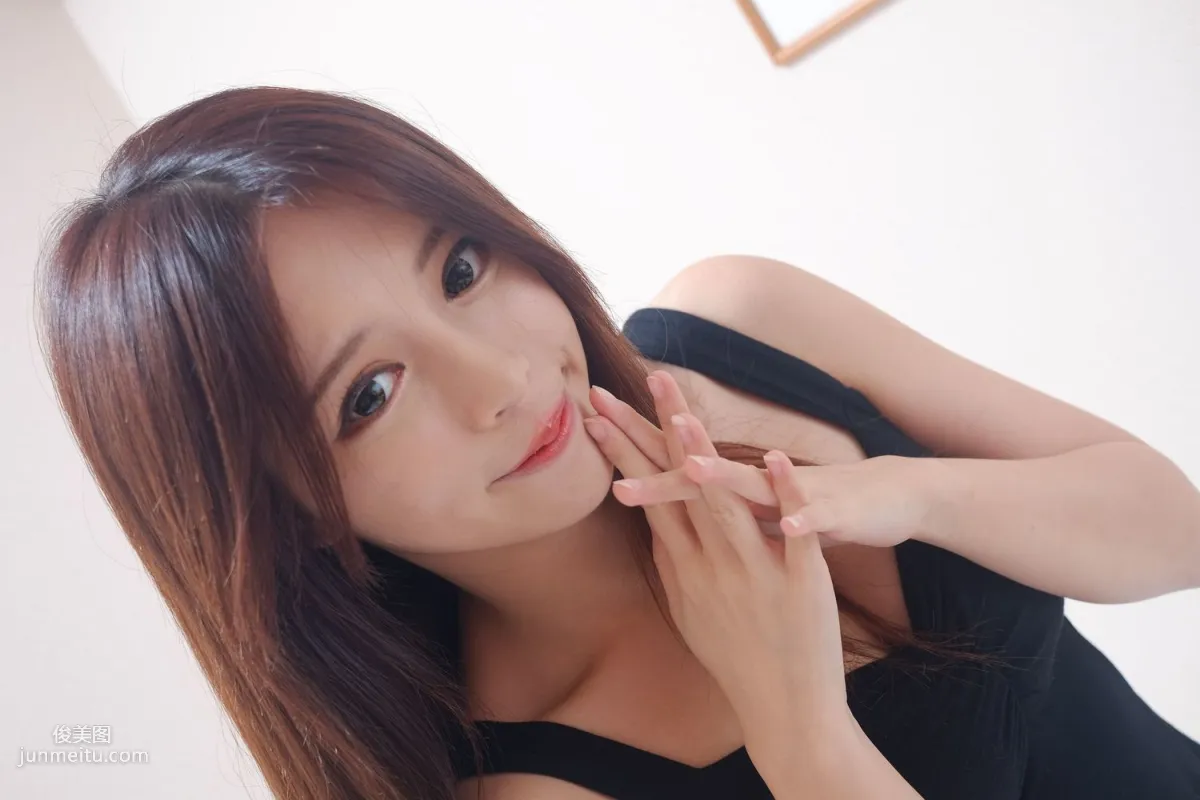 Internet Celebrity and Young Model Zhang Qijun JULIE Sweet Straps Goddess Photo Set photo 1