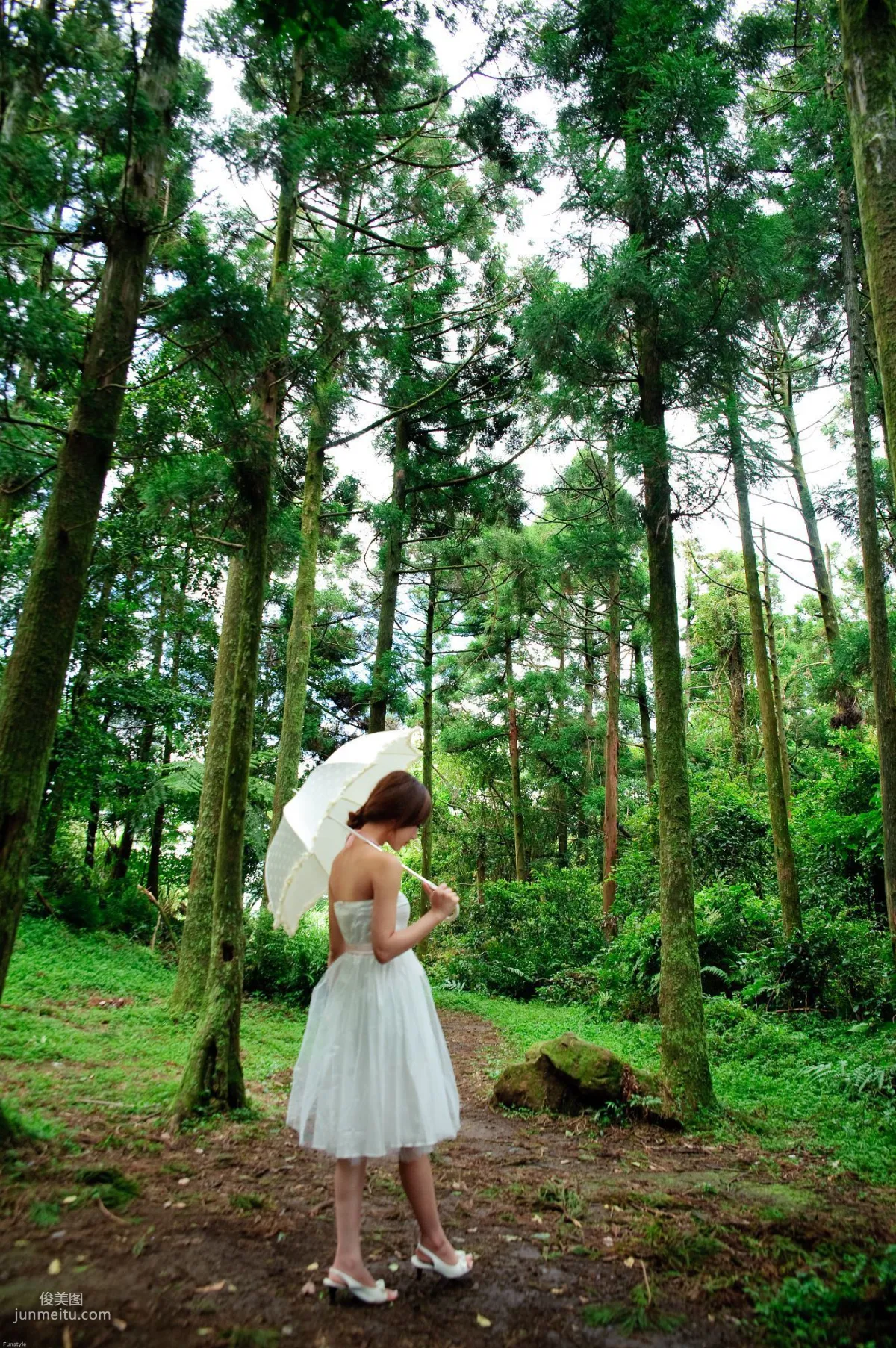 Guo Zi MM/Mikako White Waltz + Black Obsession Outdoor Photo Set photo 26