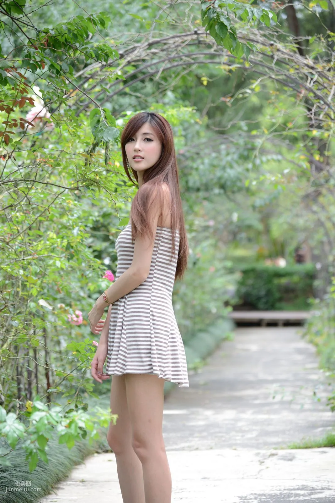 Liao Tingling, Kila Jingjing, Super Short Mini Skirt Series Outdoor Photo Set photo 8