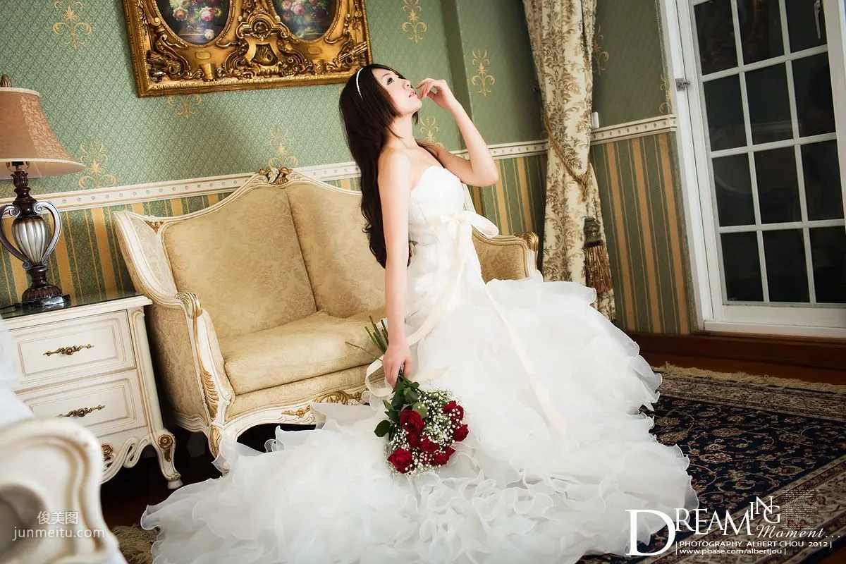 Taiwan Internet Celebrity Winnie Xiaoxue Qingjing Autumn Dream Moment Wedding Dress Chapter Photo Set photo 2