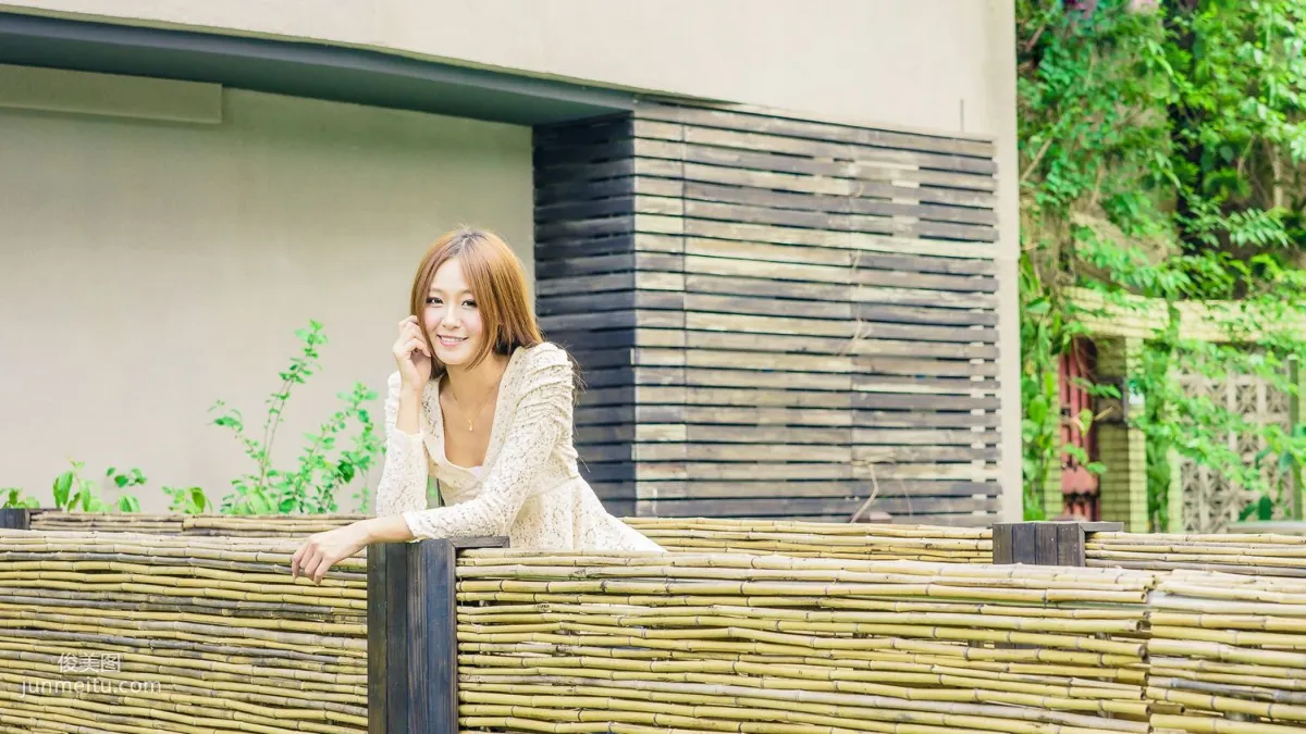 Winnie Xiaoxue / Zhuang Wenni, Tight Jeans Series Outdoor Shoot Photo Set photo 4