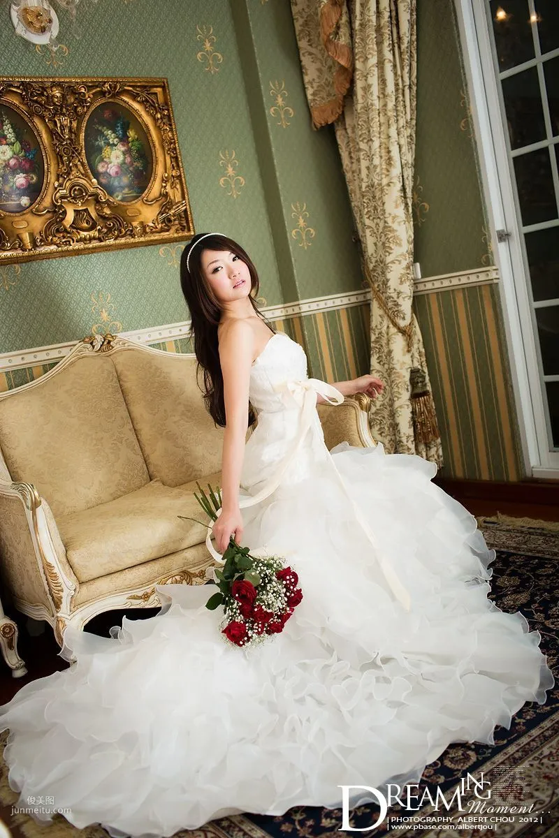 Taiwan Internet Celebrity Winnie Xiaoxue Qingjing Autumn Dream Moment Wedding Dress Chapter Photo Set photo 1