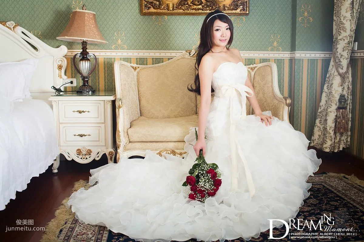 Taiwan Internet Celebrity Winnie Xiaoxue Qingjing Autumn Dream Moment Wedding Dress Chapter Photo Set photo 4