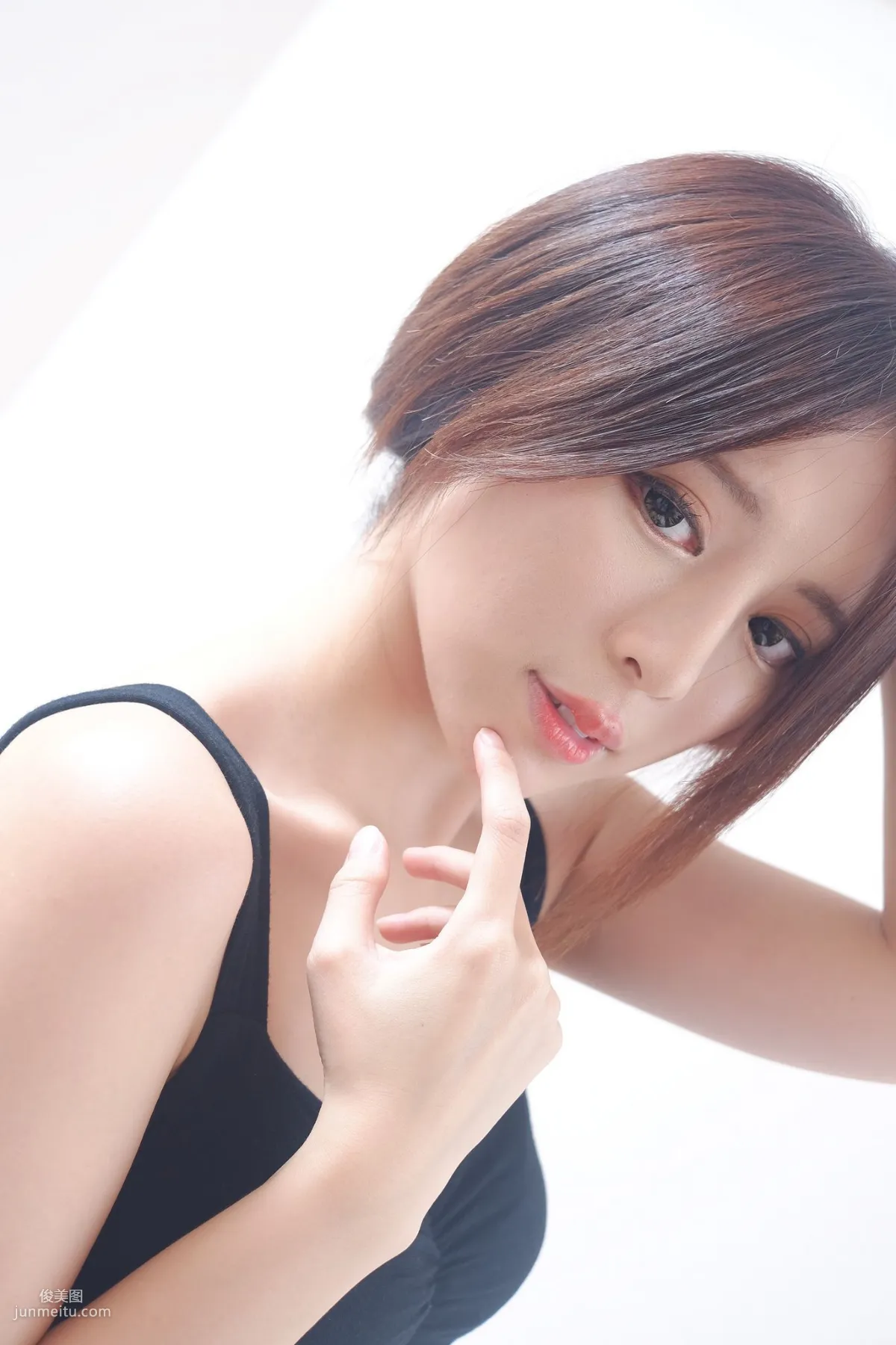 Internet Celebrity and Young Model Zhang Qijun JULIE Sweet Straps Goddess Photo Set photo 17