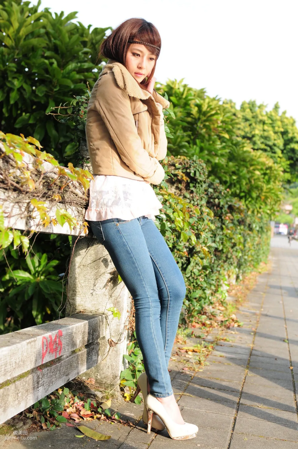 Winnie Xiaoxue / Zhuang Wenni, Tight Jeans Series Outdoor Shoot Photo Set photo 20