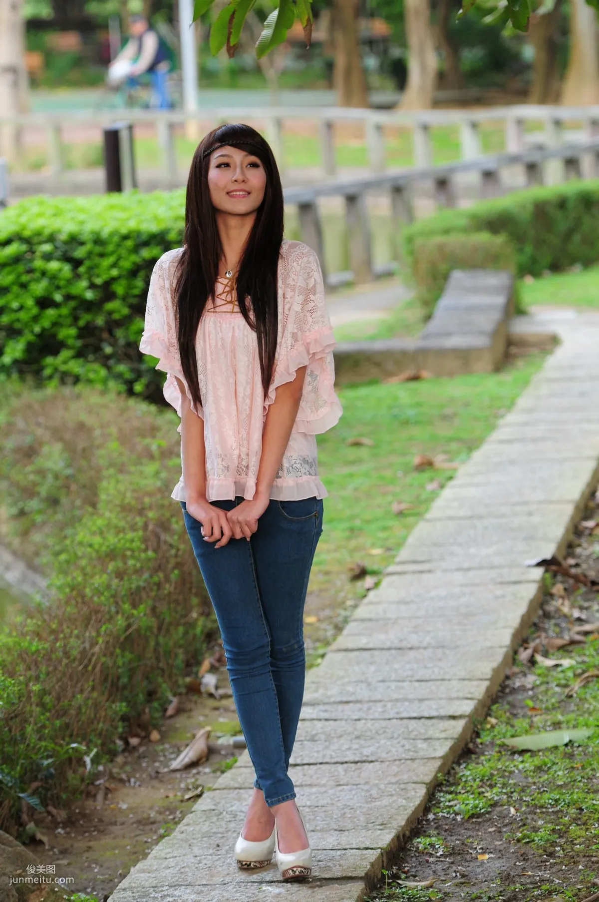 Winnie Xiaoxue / Zhuang Wenni, Tight Jeans Series Outdoor Shoot Photo Set photo 38