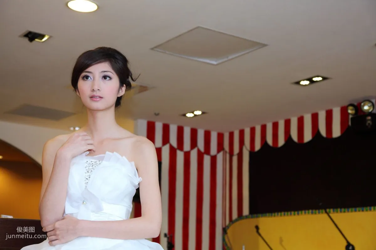 Taiwan Elegant Beauty Emily, Beautiful White Wedding Dress Photo Set photo 16