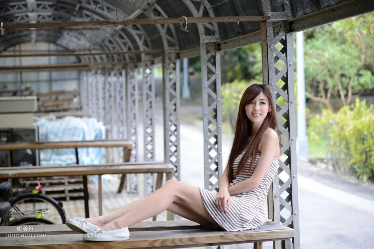 Liao Tingling, Kila Jingjing, Super Short Mini Skirt Series Outdoor Photo Set photo 2