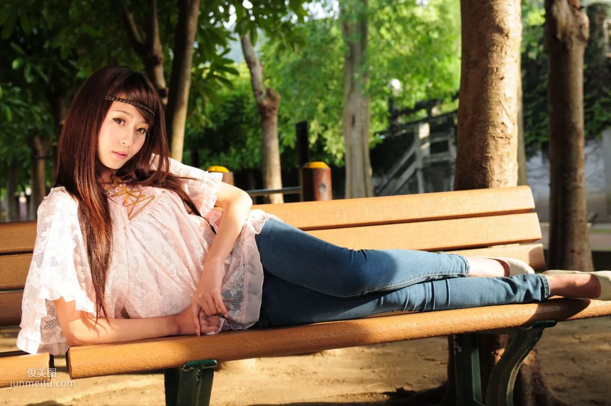 Winnie Xiaoxue / Zhuang Wenni, Tight Jeans Series Outdoor Shoot Photo Set photo 11