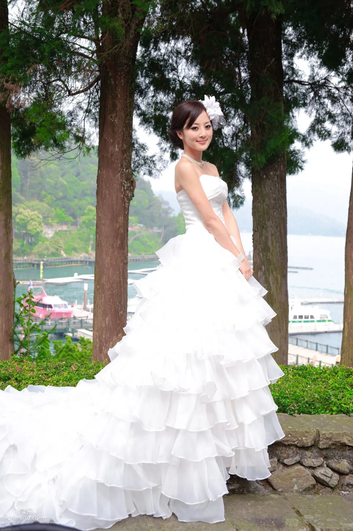 Zhang Kaijie / Zhang Yunfei "Sun Moon Lake + Paper Church (Wedding Dress)" Photo Set photo 1