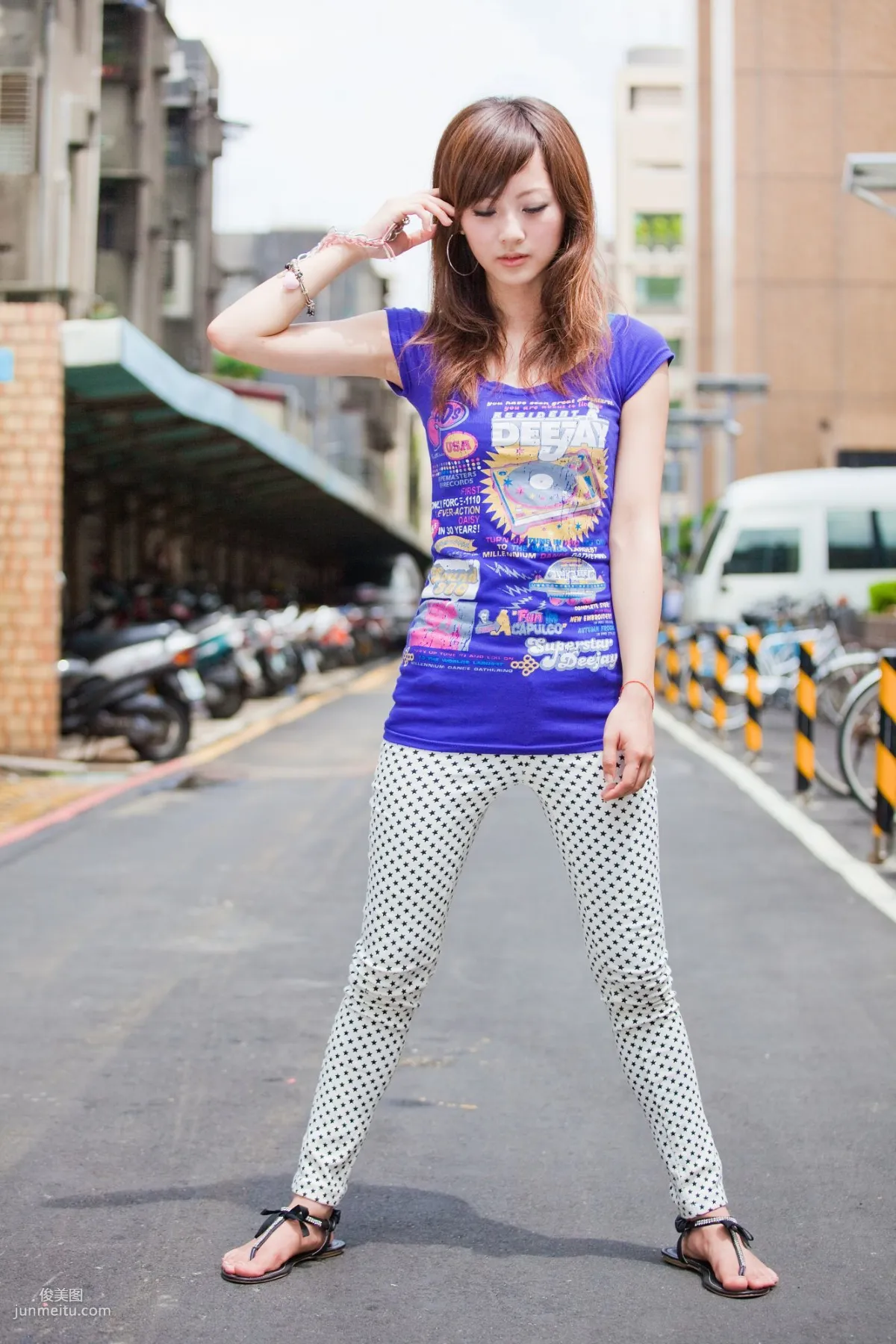 Zhang Yunfei/Mikako Gongguan Shopping District Outdoor Shoot Photo Set photo 15