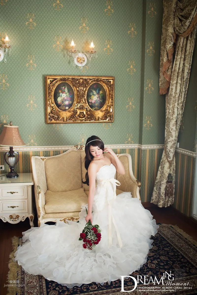 Taiwan Internet Celebrity Winnie Xiaoxue Qingjing Autumn Dream Moment Wedding Dress Chapter Photo Set photo 3