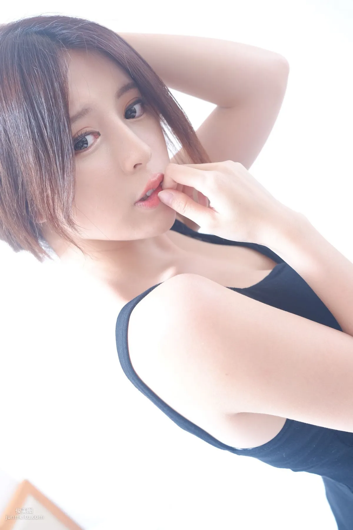 Internet Celebrity and Young Model Zhang Qijun JULIE Sweet Straps Goddess Photo Set photo 19