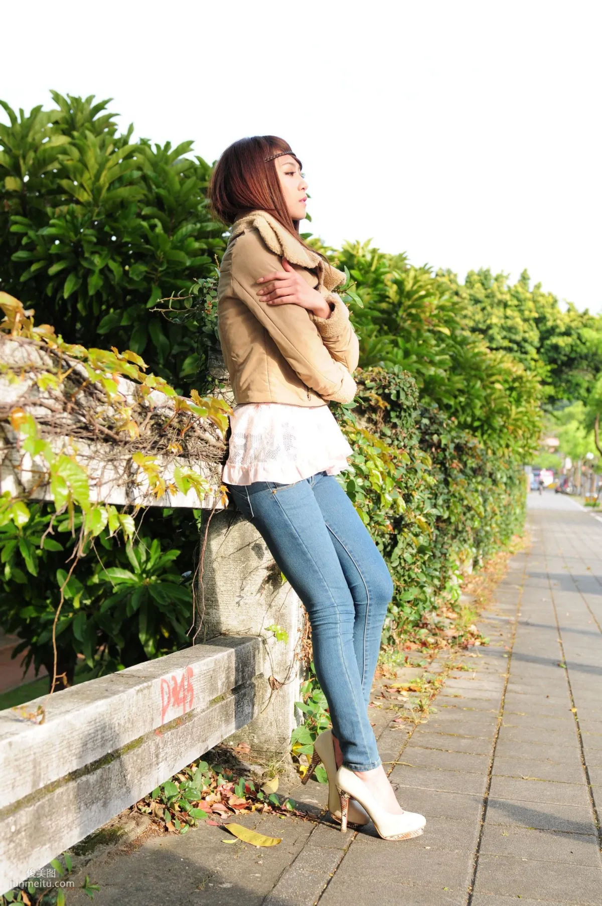 Winnie Xiaoxue / Zhuang Wenni, Tight Jeans Series Outdoor Shoot Photo Set photo 18