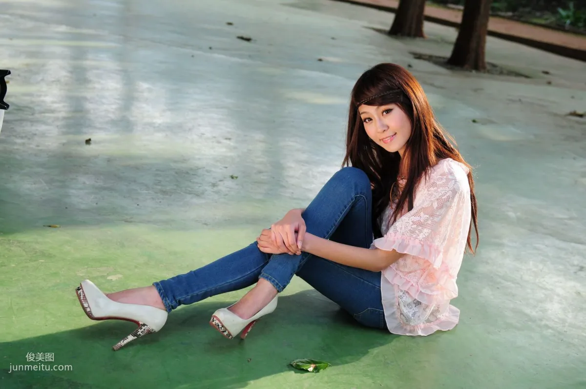 Winnie Xiaoxue / Zhuang Wenni, Tight Jeans Series Outdoor Shoot Photo Set photo 9