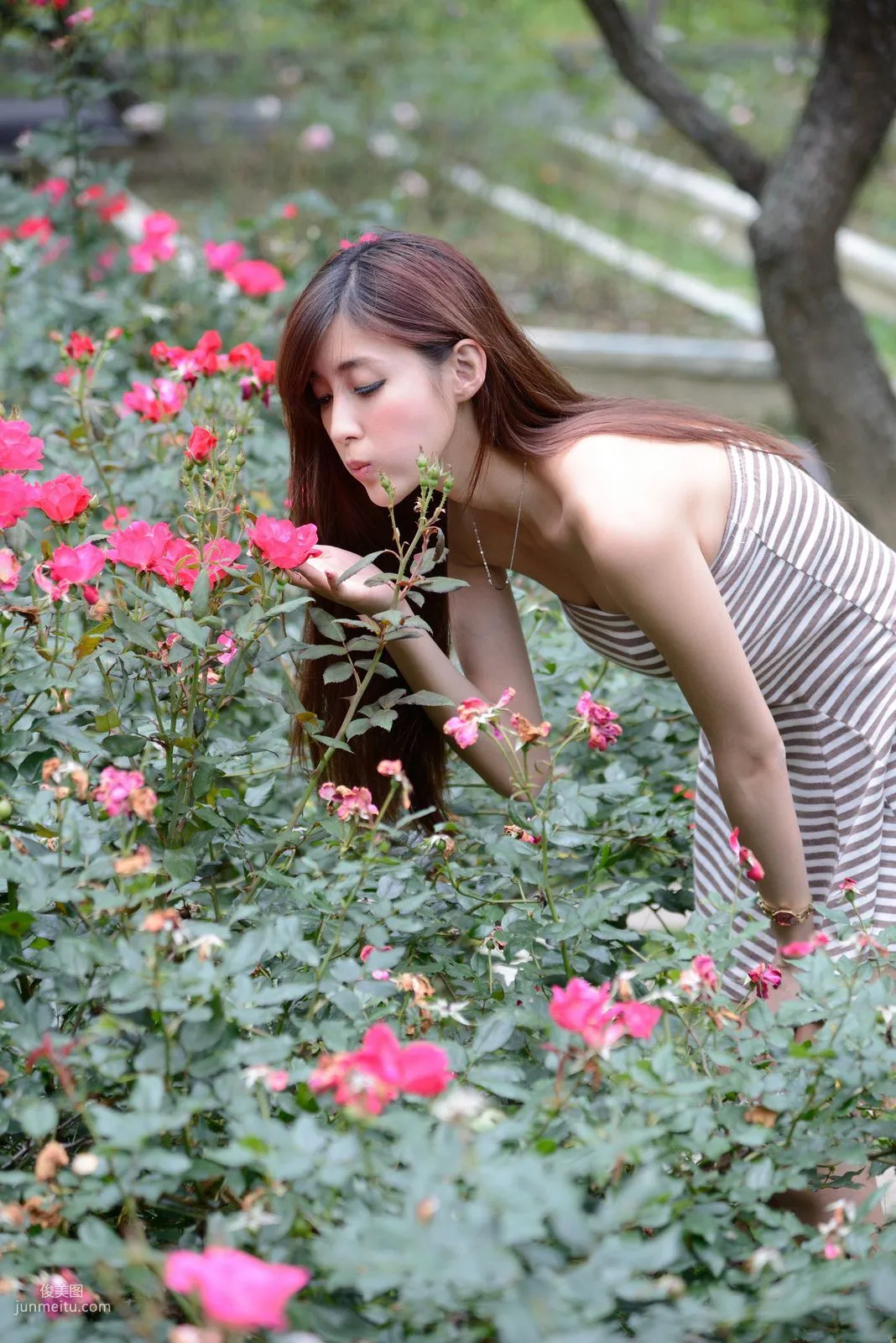 Liao Tingling, Kila Jingjing, Super Short Mini Skirt Series Outdoor Photo Set photo 22