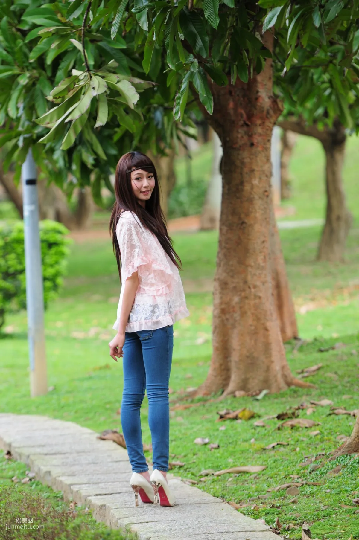 Winnie Xiaoxue / Zhuang Wenni, Tight Jeans Series Outdoor Shoot Photo Set photo 34