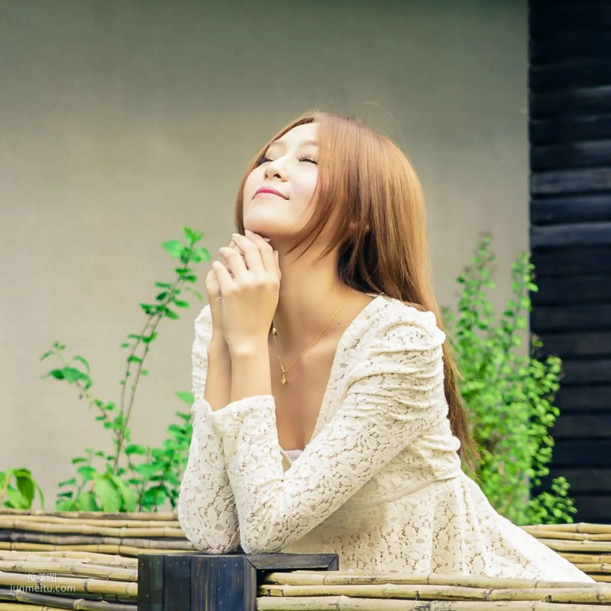 Winnie Xiaoxue / Zhuang Wenni, Tight Jeans Series Outdoor Shoot Photo Set photo 2