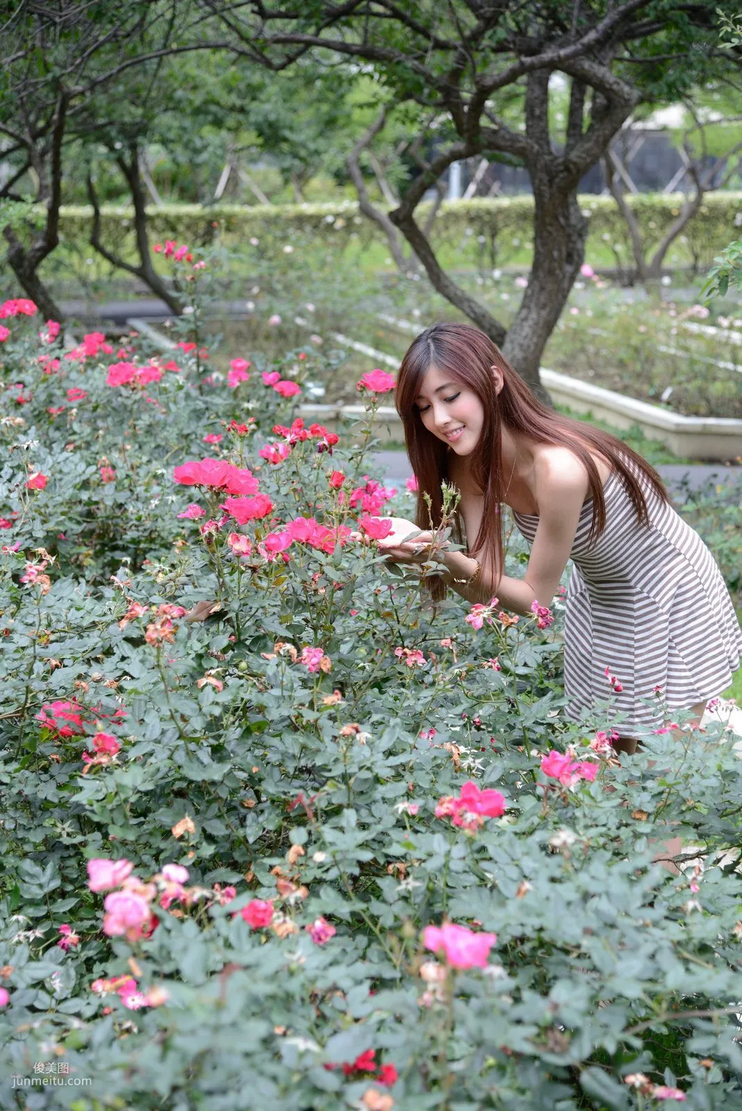 Liao Tingling, Kila Jingjing, Super Short Mini Skirt Series Outdoor Photo Set photo 61