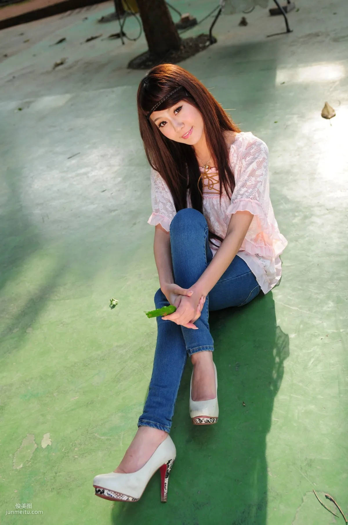 Winnie Xiaoxue / Zhuang Wenni, Tight Jeans Series Outdoor Shoot Photo Set photo 8