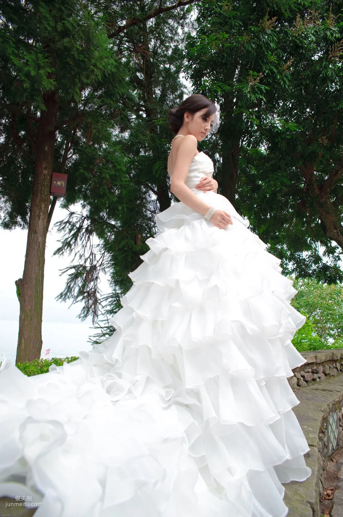 Zhang Kaijie / Zhang Yunfei "Sun Moon Lake + Paper Church (Wedding Dress)" Photo Set photo 4