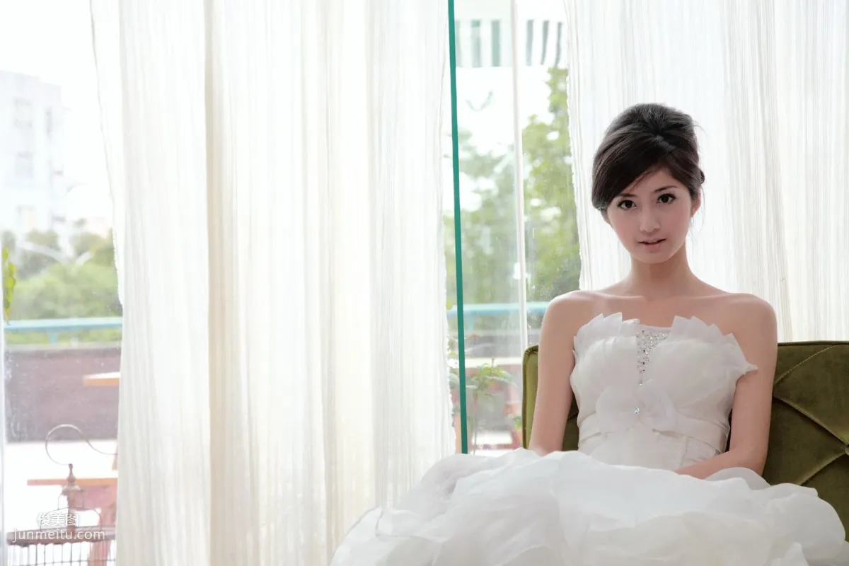 Taiwan Elegant Beauty Emily, Beautiful White Wedding Dress Photo Set photo 40